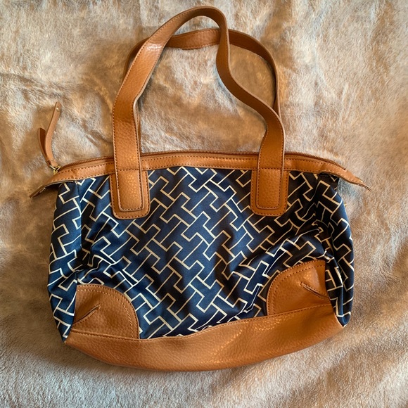 TOMMY HILFIGER hand bag👜 - Picture 2 of 7
